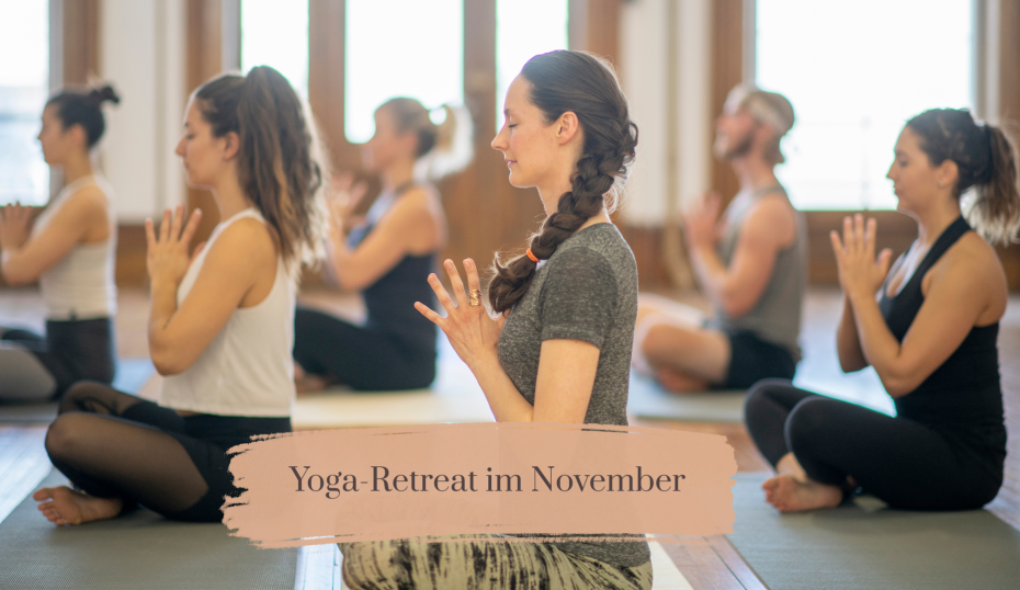 Abbildung mehrerer in Yoga Position in einem Raum