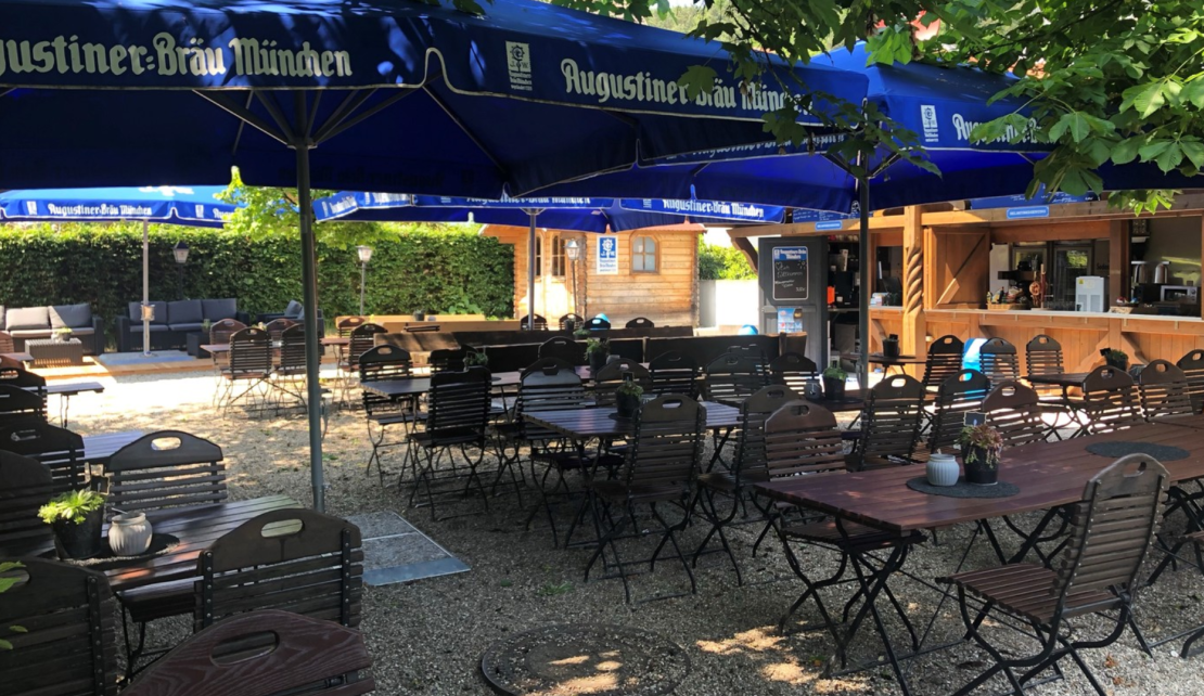 Ansicht der Tische des Heimathenhöfer Biergartens