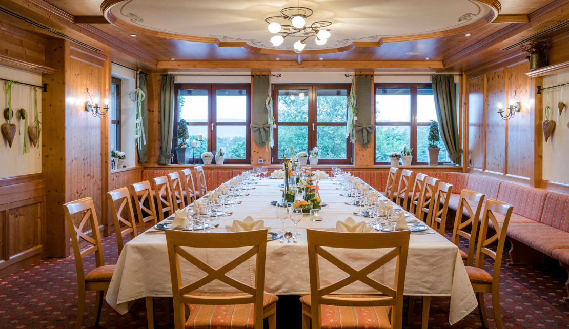 Ansicht einer gedeckten Tafel in der Eichbergstube
