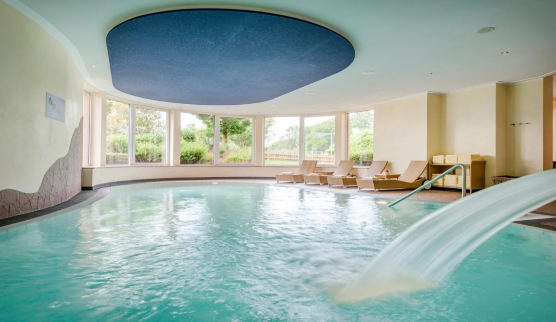 Ansicht vom Schwimmbad mit Nackenschwall