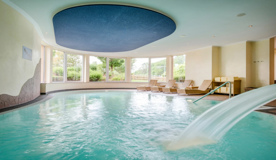 Ansicht vom Schwimmbad mit Nackenschwall