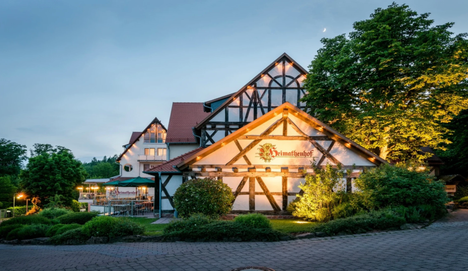 Außenansicht vom Hotel bei Abendstimmung