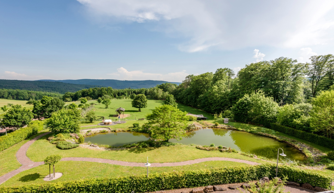 Aussicht von der Terrasse auf die Teichanlage sowie das Rehgehege