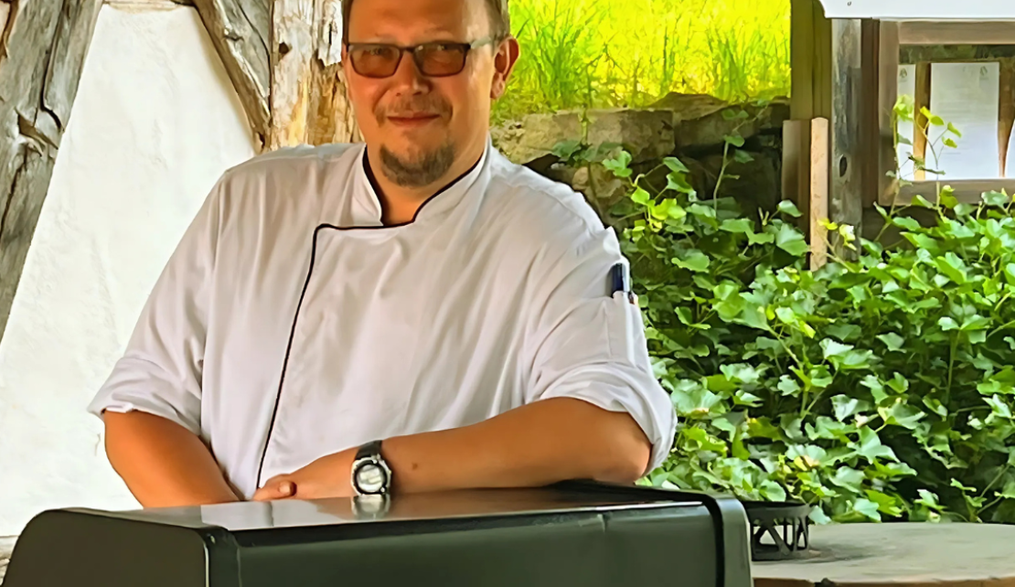 Bild vom Küchenchef Thomas Strunk an einem Grill