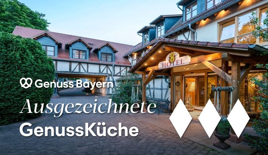 Blick auf den Haupteingang des Landhotel Heimathenhof mit Logo Genusskueche