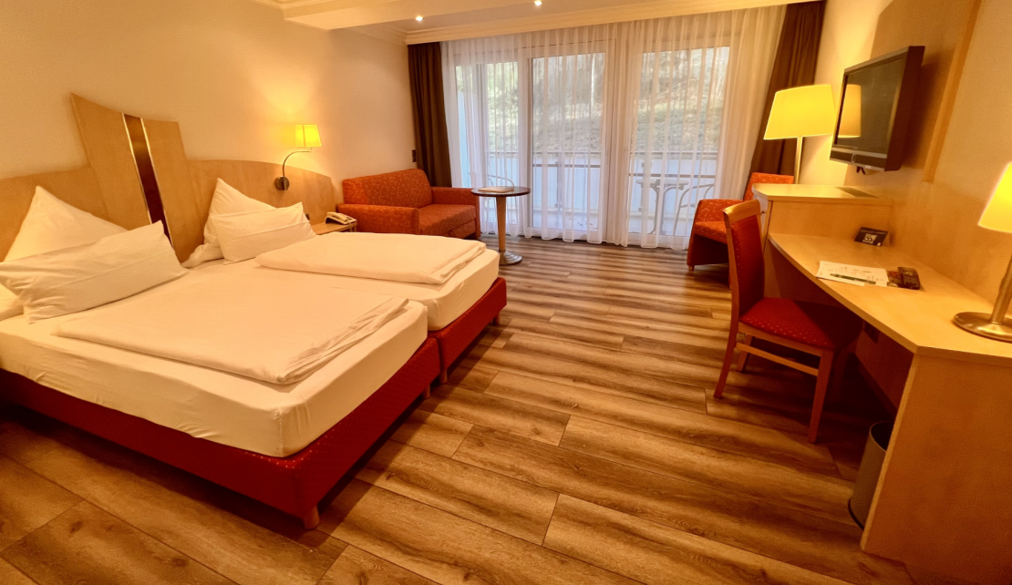 Blick in das Zimmer Doppelzimmer Komfort im Chalet