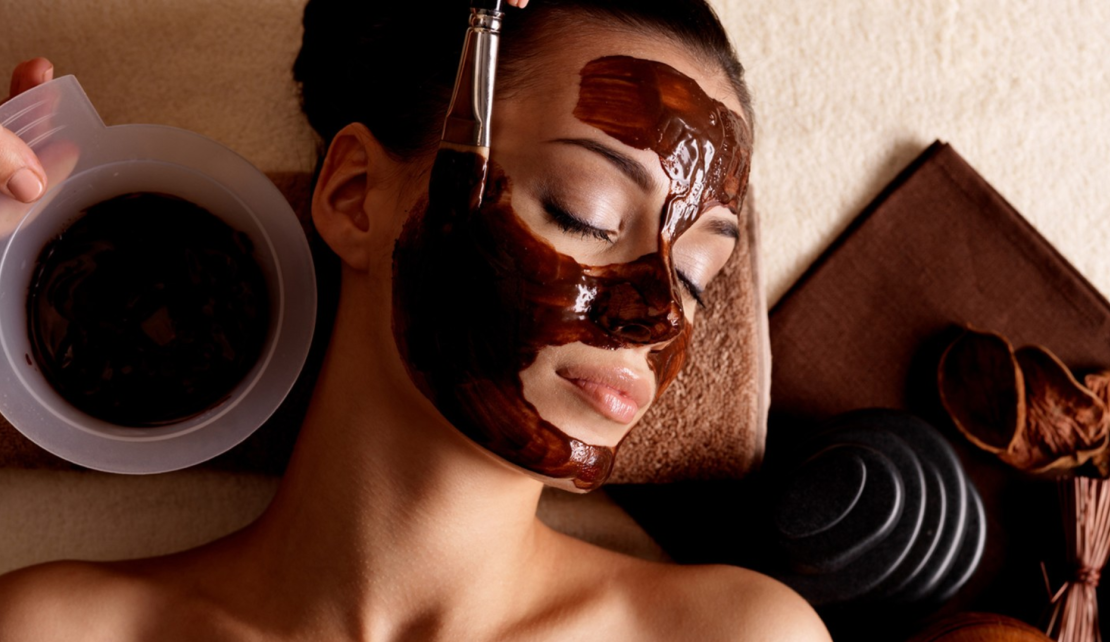 Dame bei einer Gesichtsbehandlung