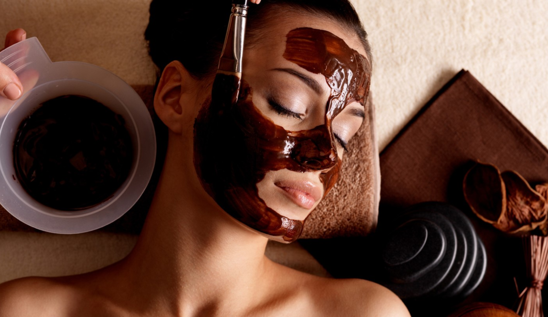 Dame bei einer Gesichtsbehandlung