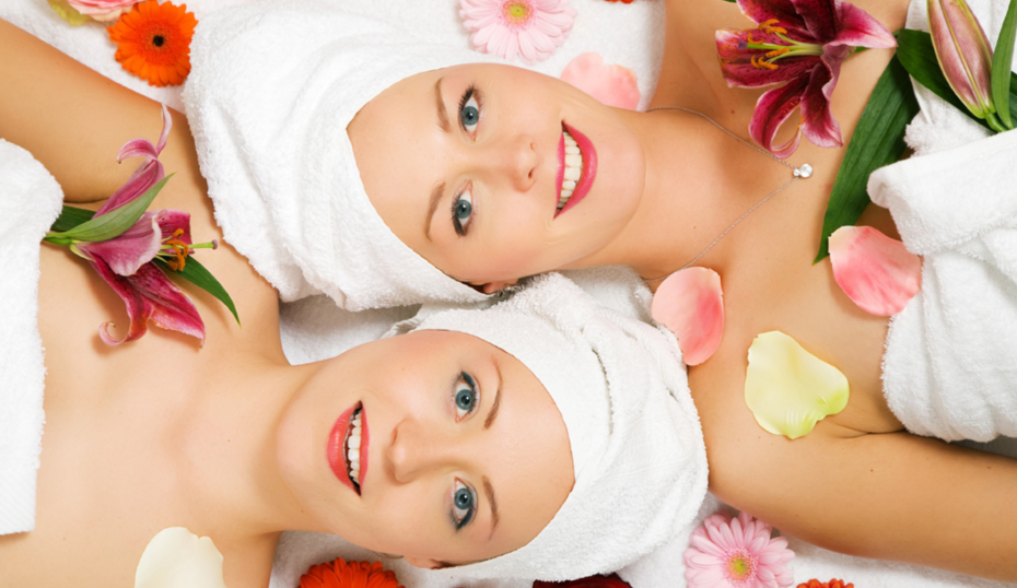 Damen im Wellness beim entspannen