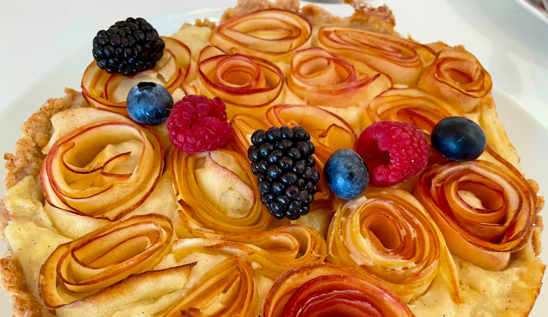 Dessert mit Beeren dekoriert