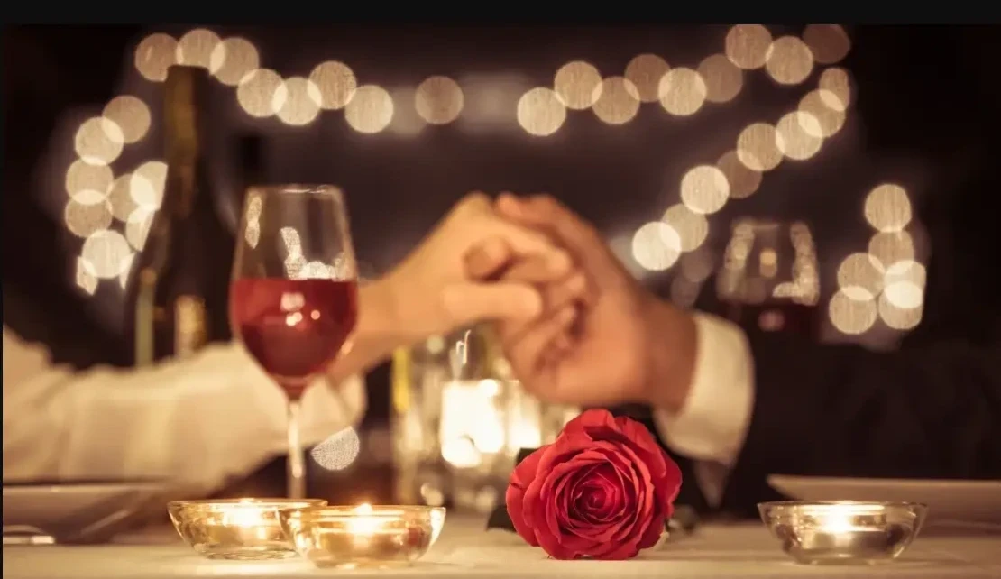 Ein gedeckter Tisch mit Kerzen und Rosen