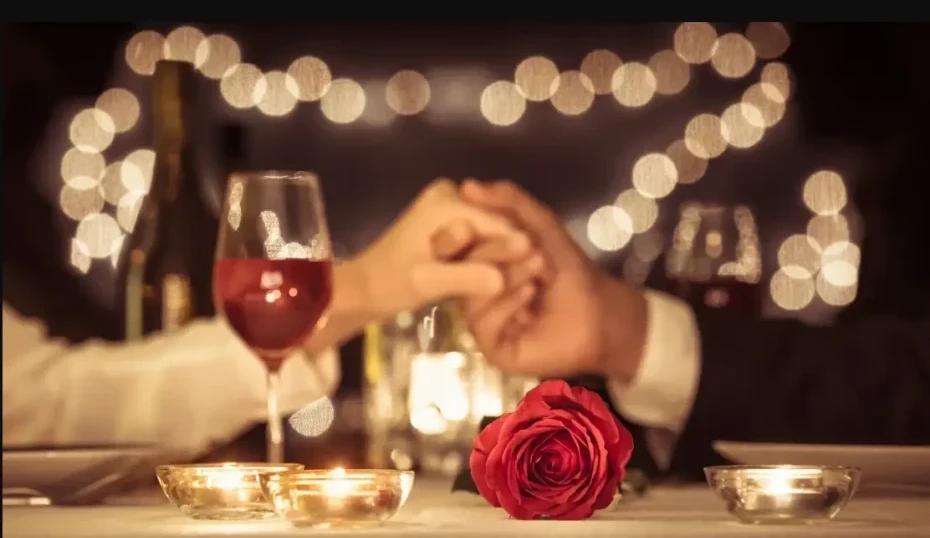 Ein gedeckter Tisch mit Kerzen und Rosen