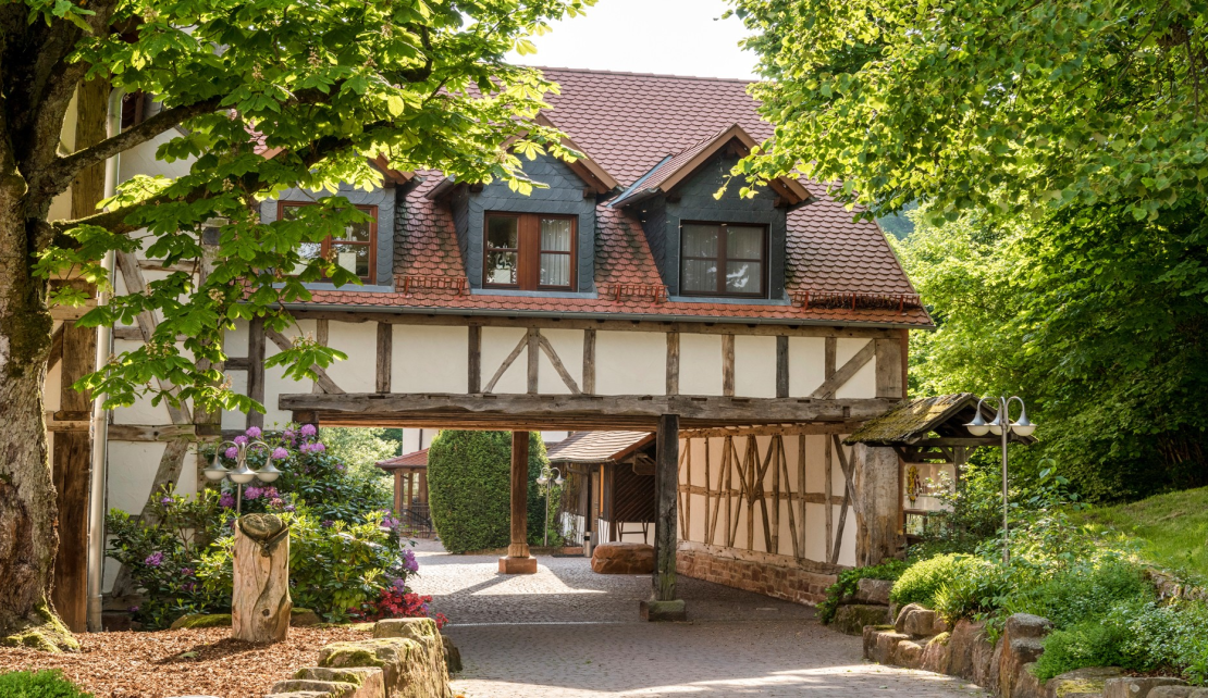 Ein- und Zufahrt zum Haupteingang des Heimathenhofs