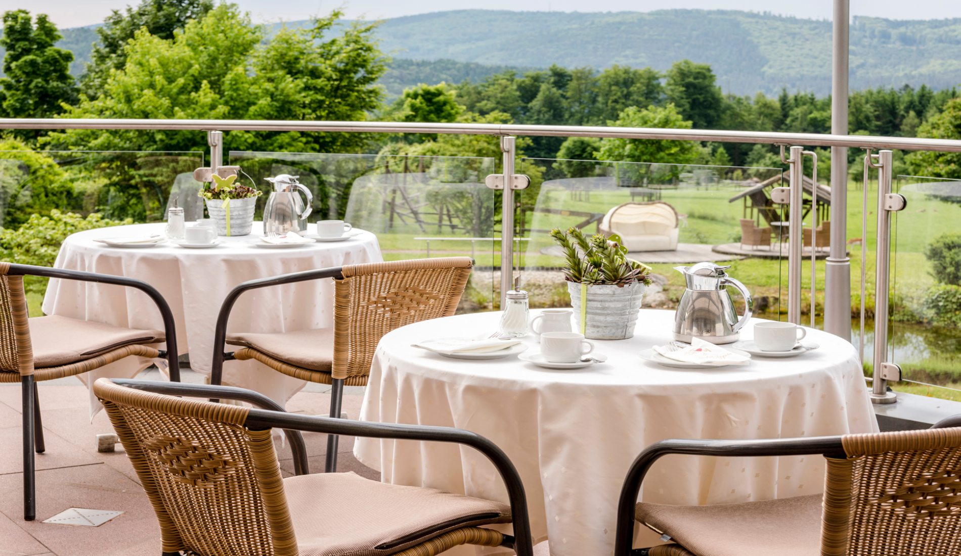 Eingedeckter Frühstückstisch auf der Terrasse