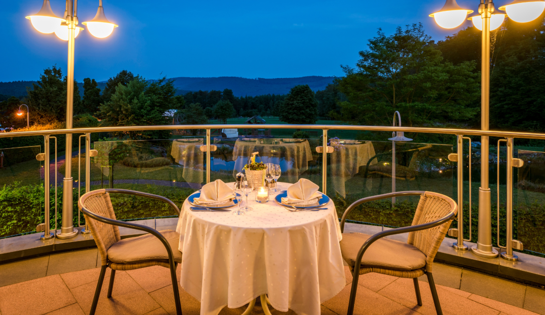 Eingedeckter Tisch auf der Terrasse zum Abendessen