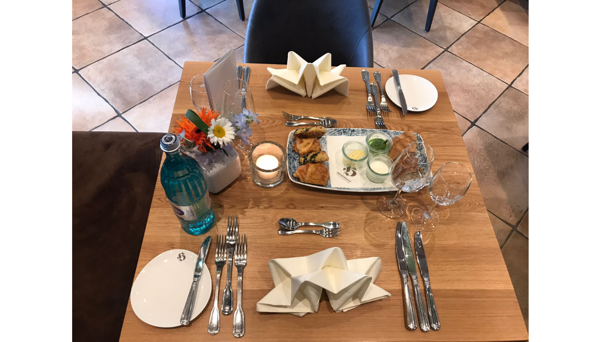 Eingedeckter Tisch im Restaurant