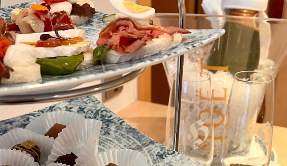 Foto einer gefüllten Etagere sowie Champagner