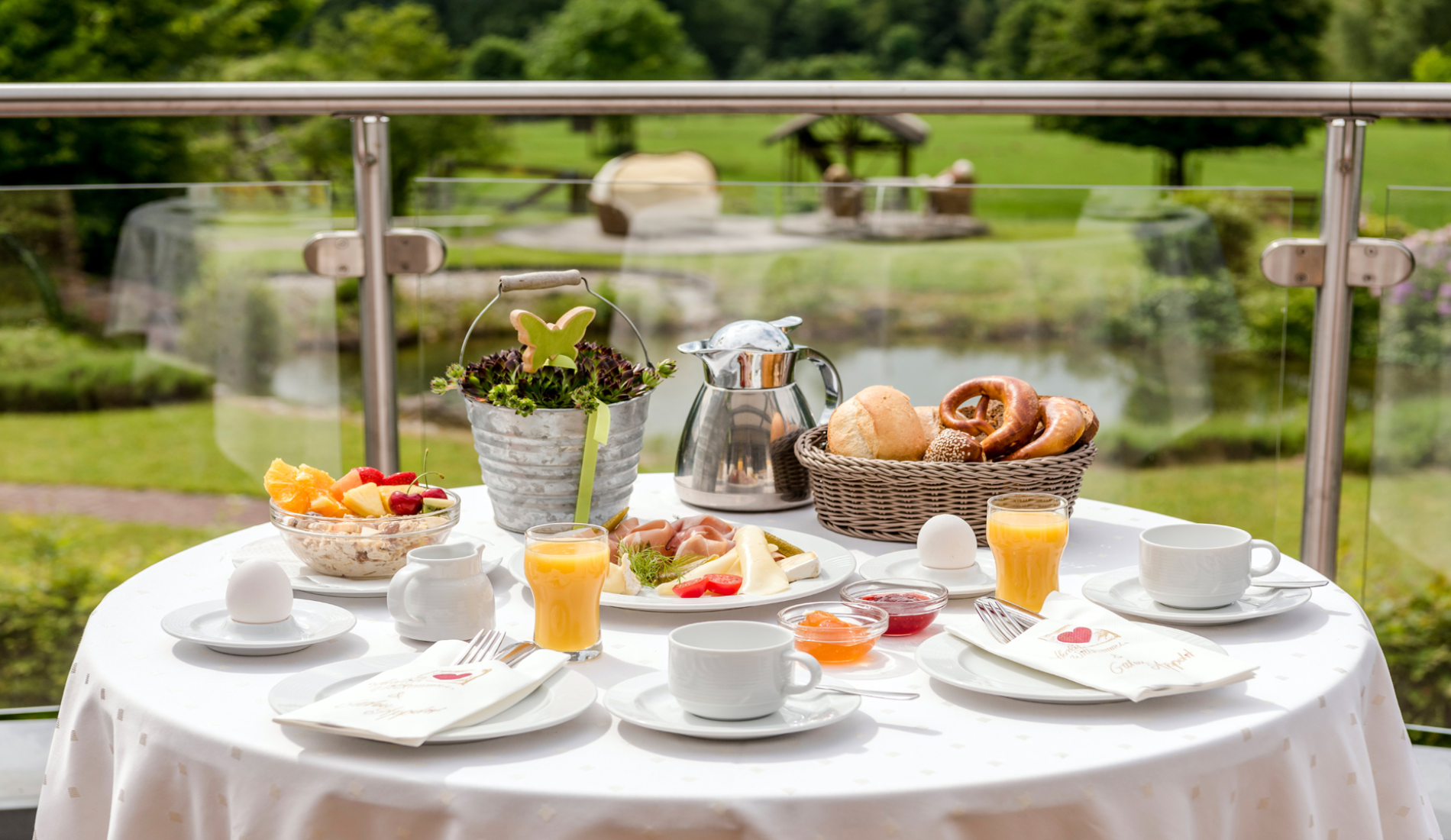 Gedeckter Tisch mit Frühstück
