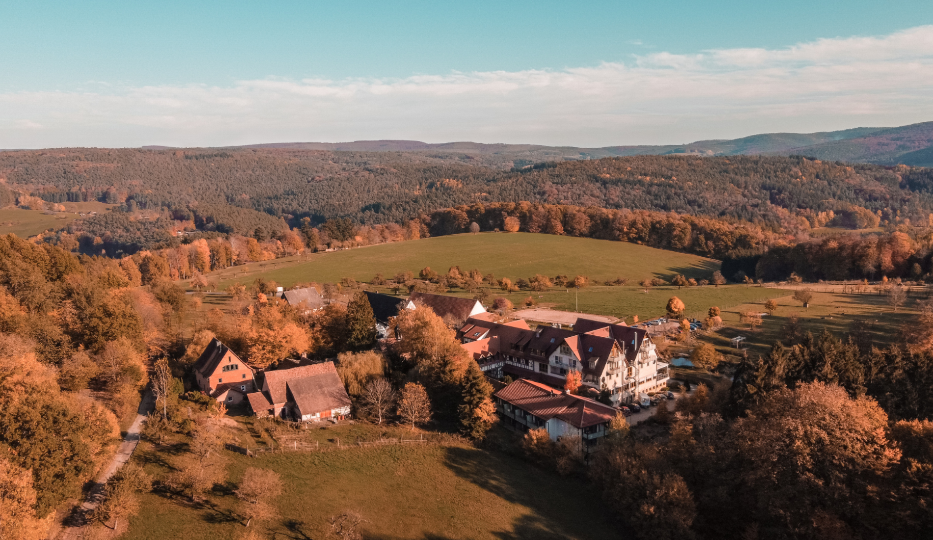 Herbstliche Drohnenansicht des Landhotel Heimathenhof