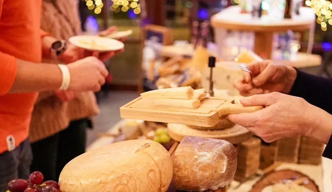 aesebuffet-mit-auswahl-und-gaesten