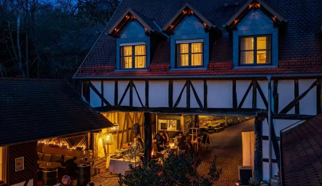 heimathenhof-aussenansicht-fachwerk-beleuchtung-nacht