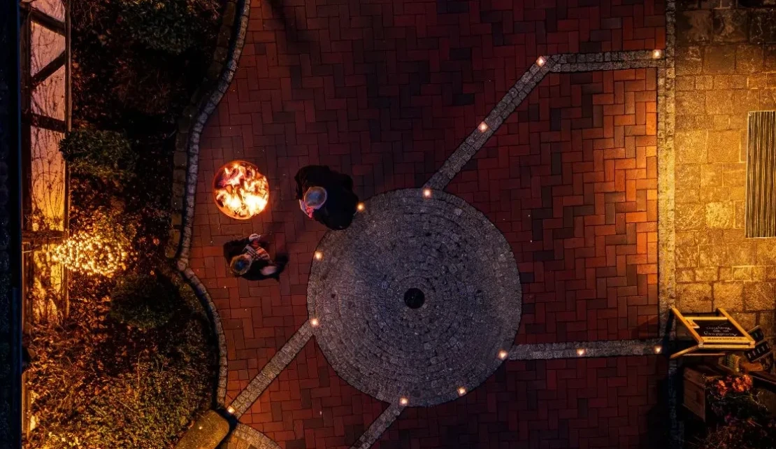 vogelperspektive-innenhof-feuerschale-lichterkette-abend