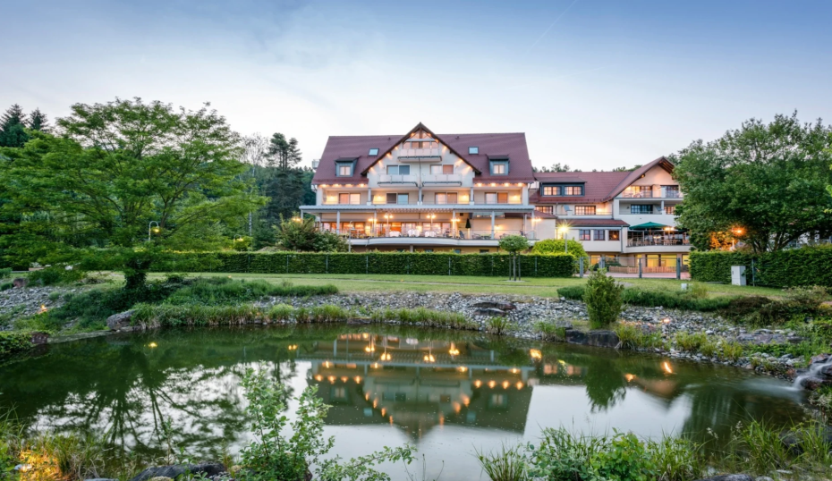 Landhotel Heimathenhof Frontansicht vom Teich aus bei Abendstimmung