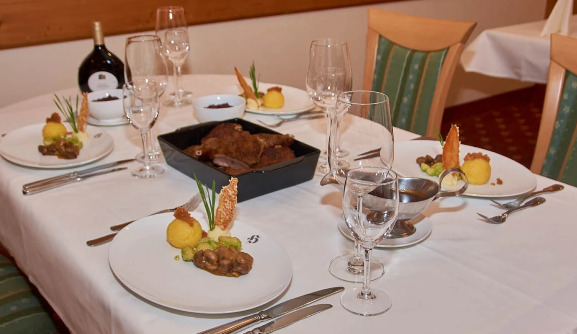 Leckerer Gänsebraten serviert im Pfännchen dazu Klöße und Rotkohl