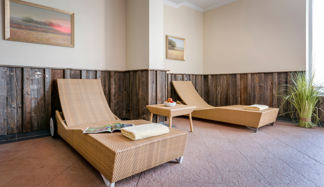 Liegen im Ruhebereich der Wellnesslandschaft