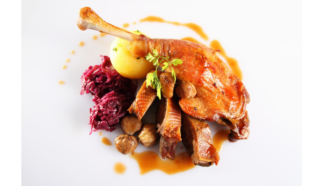 Portion Gänsebraten mit Kloß und Rotkohl