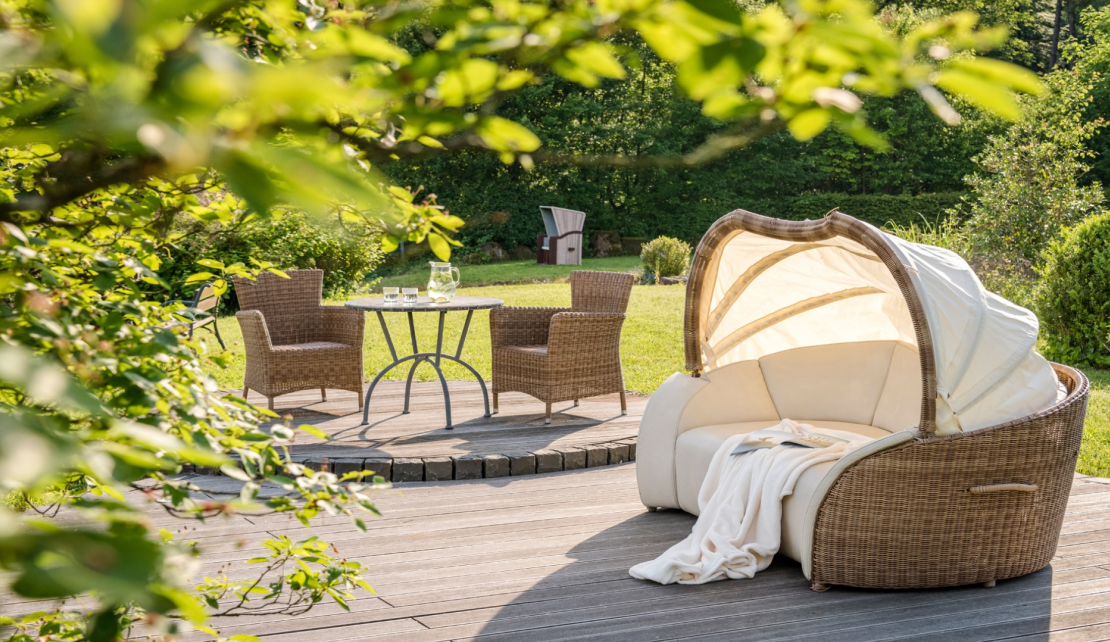 Teichmobiliar mit Lounge und Sitzecke