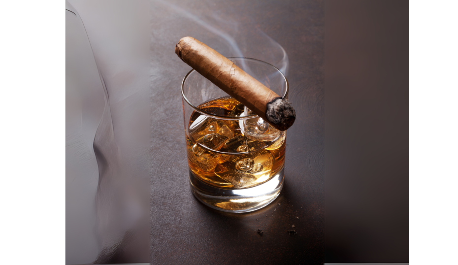 Whiskyglas mit Zigarre