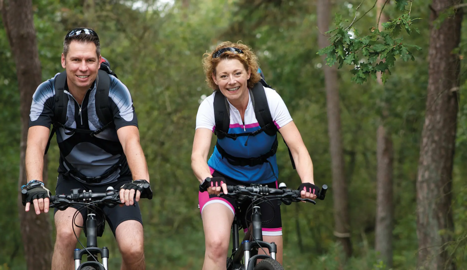 Zwei Fahrradfahrer im Wald