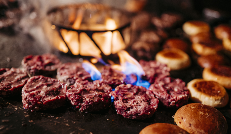 brennende Feuertonne mit Burger