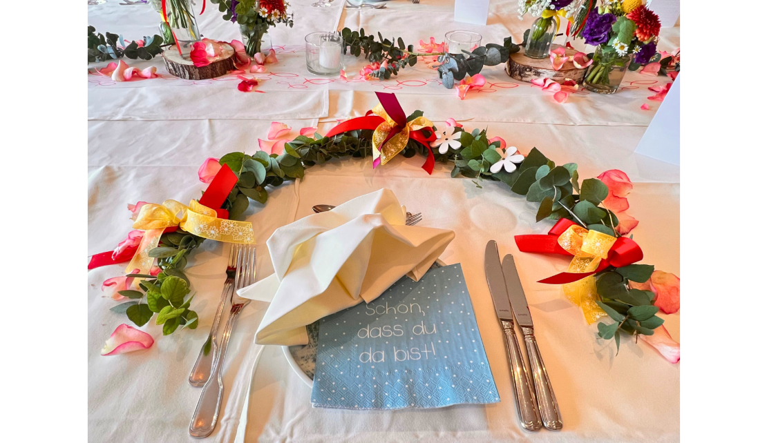 mit Blumenschmuck gedeckter Tisch