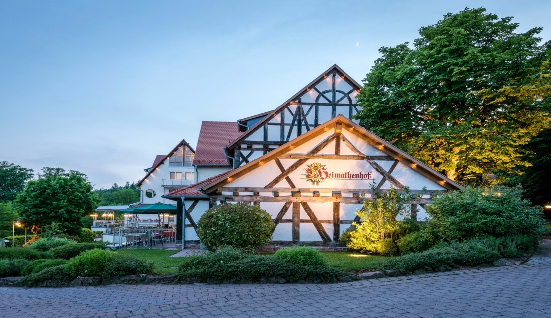 Aussen Gebäude Abendstimmung 1