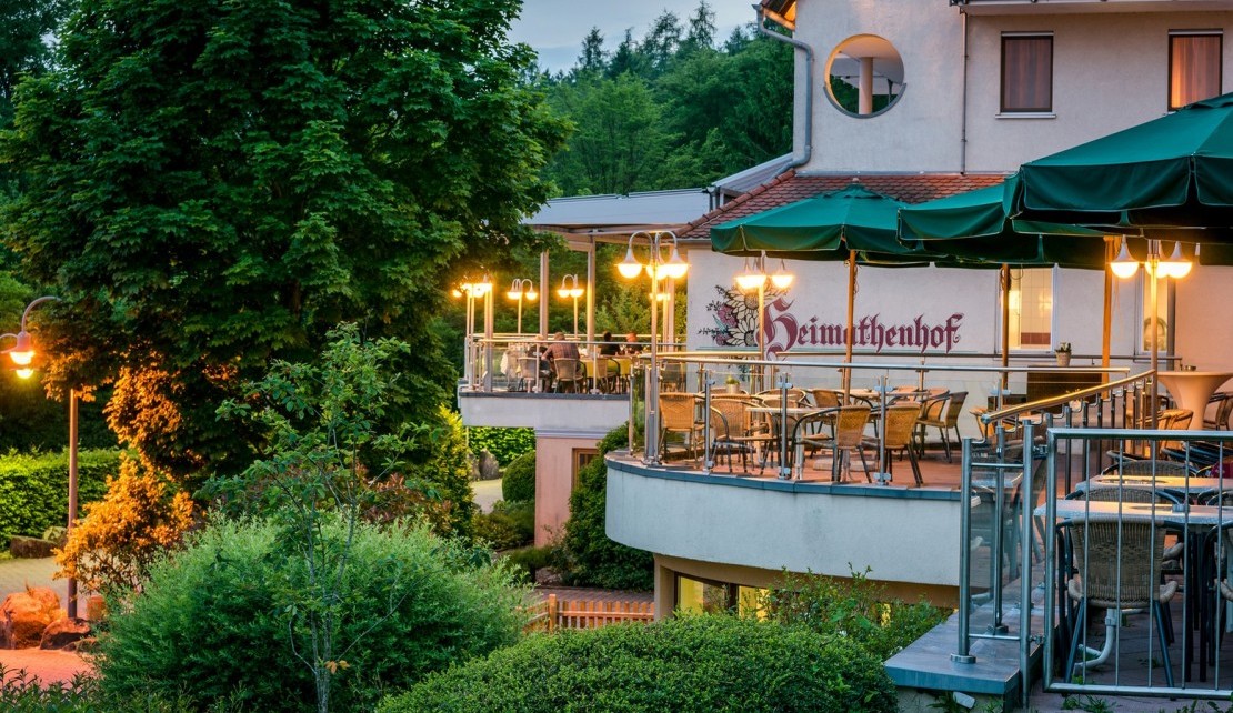 Hotel Ansicht Aussen Abendstimmung