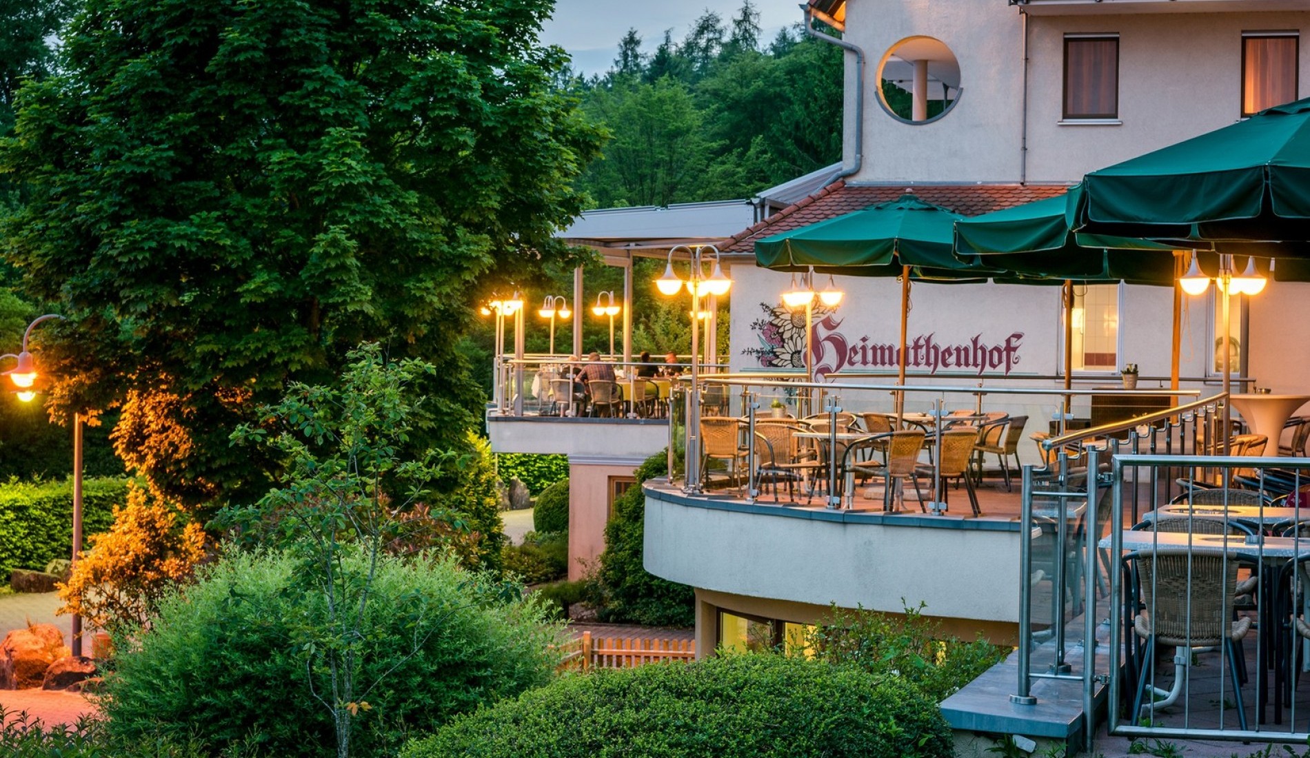 Hotel Ansicht Aussen Abendstimmung