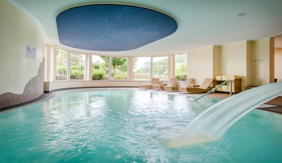 Wellness Schwimmbad Wasserschwall 2