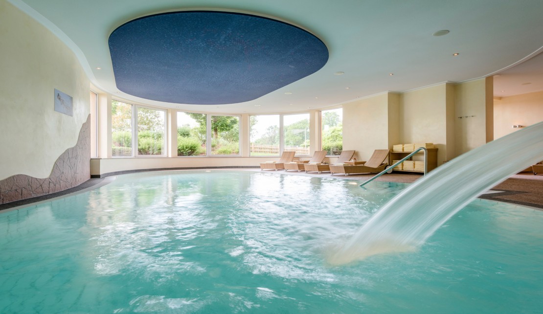 Wellness Schwimmbad Wasserschwall 5