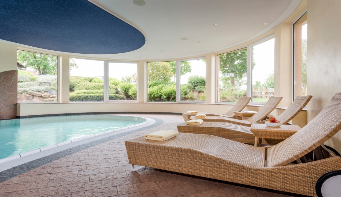 Wellness Schwimmbad Liegen 1