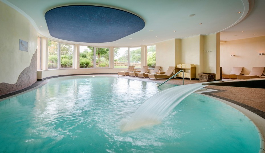 Wellness Schwimmbad Wasserschwall 3