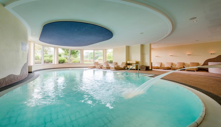 Wellness Schwimmbad Wasserschwall 4